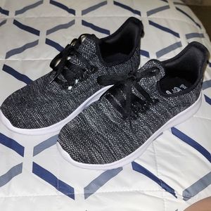 Woman's athletic shoes